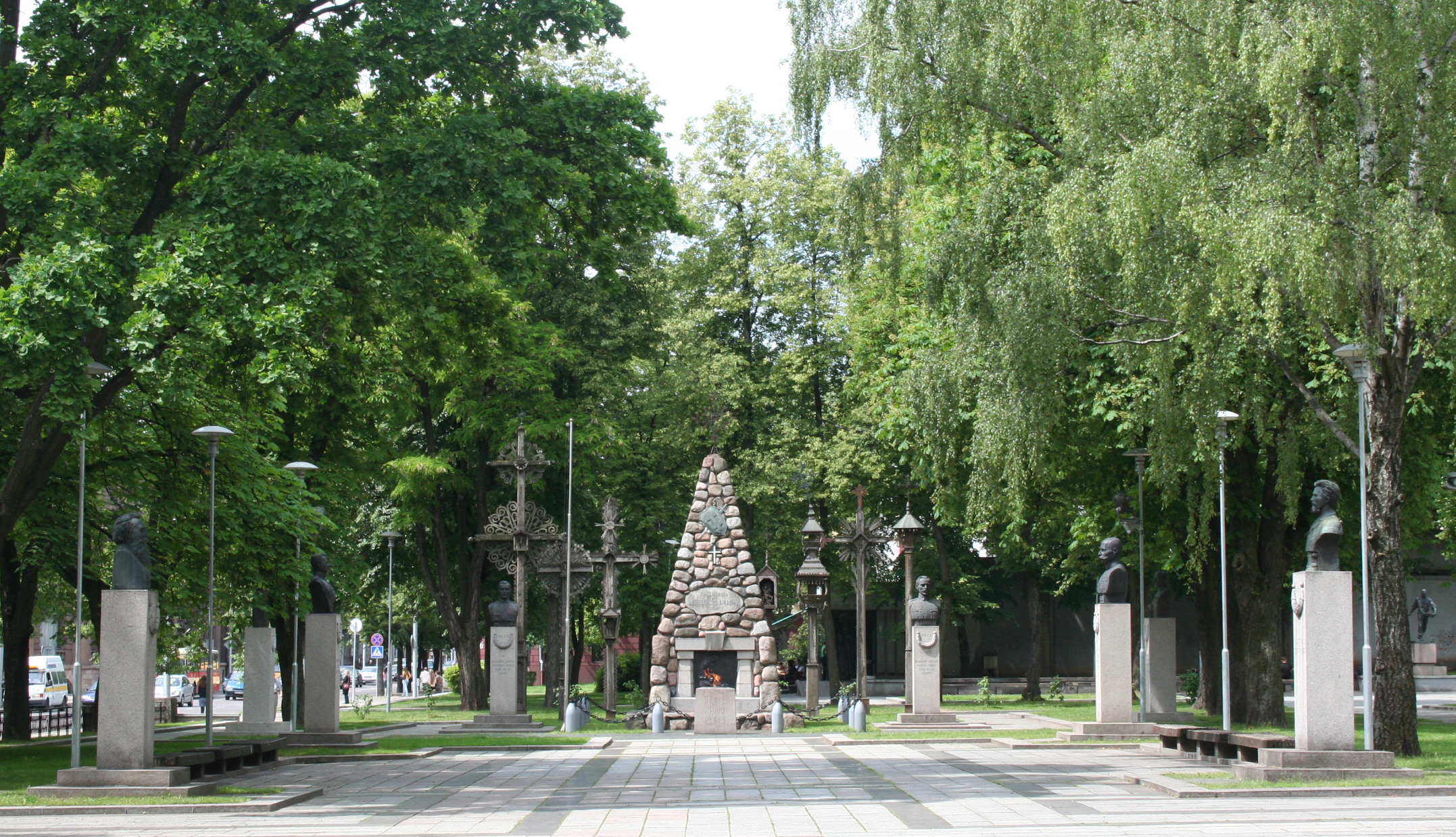 Vytauto Didžiojo karo muziejaus sodelis su memorialiniais simboliniais paminklais. 2009 m.