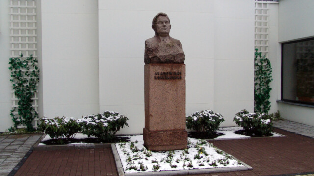 Kazimiero Baršausko paminklinis biustas KTU kiemelyje (Studentų g. 50). 2005 m.