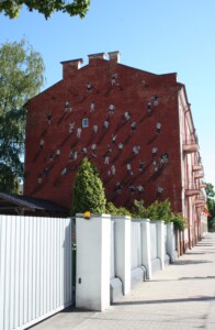 Gatvės meno piešinys ant Lietuvos švietimo muziejaus sienos (Vytauto pr. 52). 2023 m.